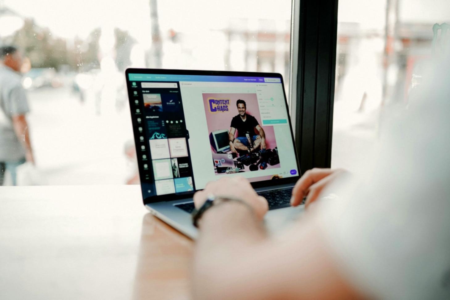 Ambiente professionale di post-produzione con attrezzature di montaggio video